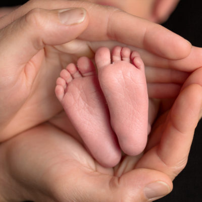 newborns feet in dads hands