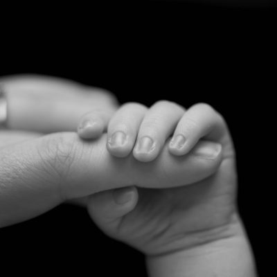 Newborn holding mummy's finger